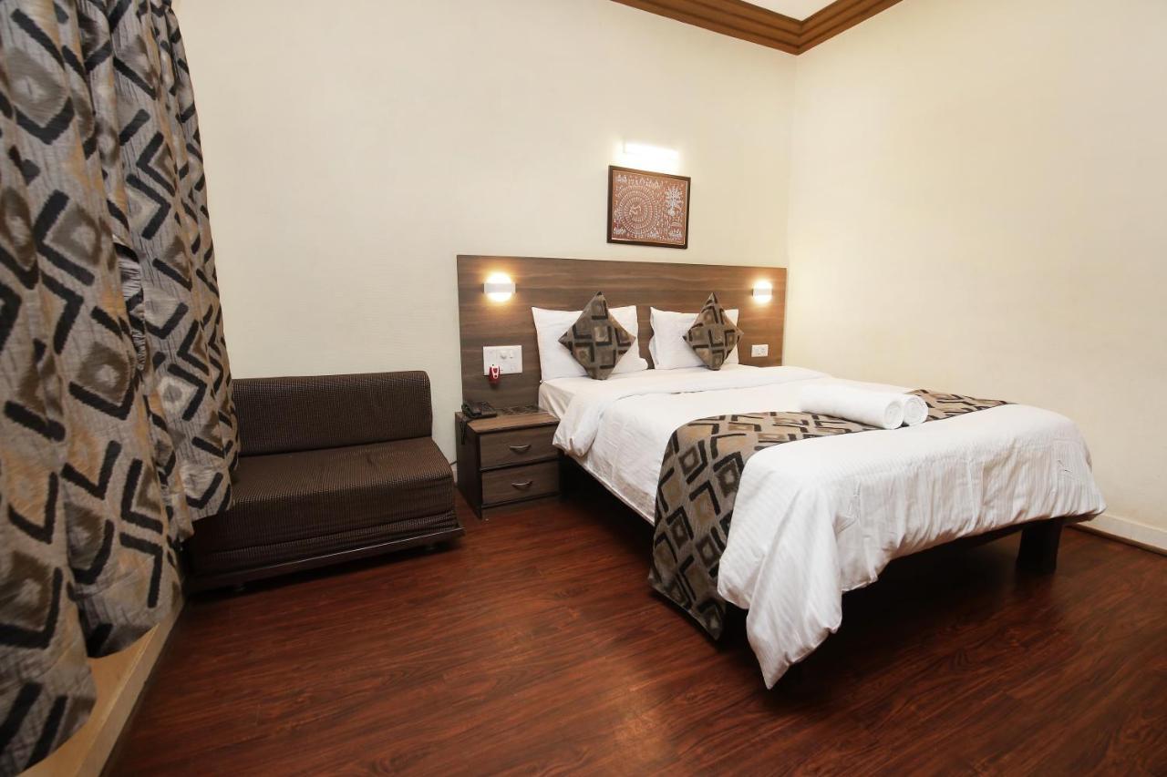 Westend Hotel Matheran Buitenkant foto