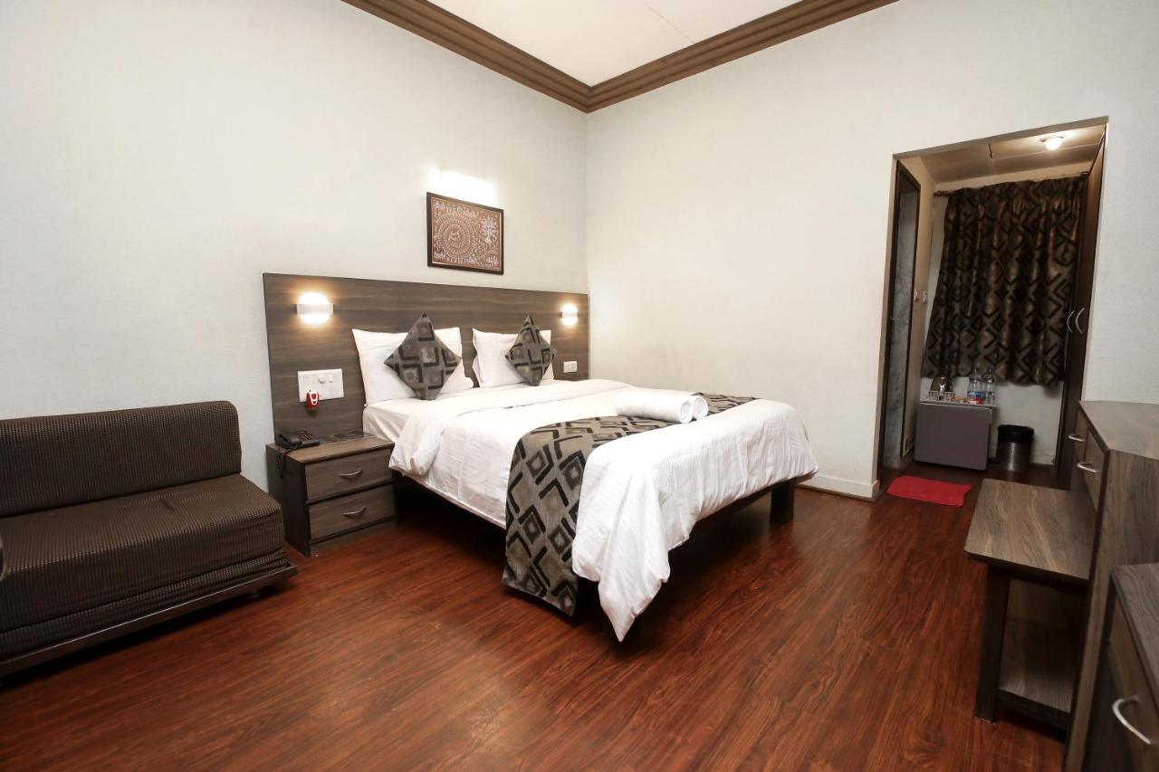 Westend Hotel Matheran Buitenkant foto