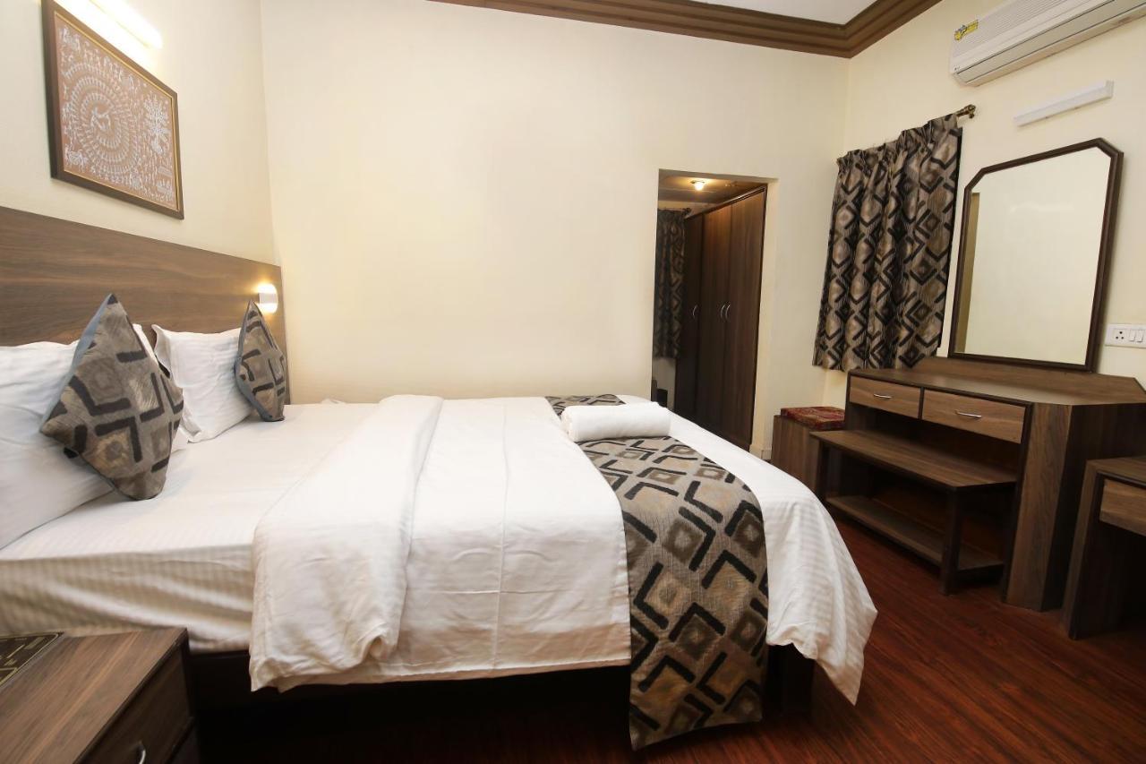 Westend Hotel Matheran Buitenkant foto