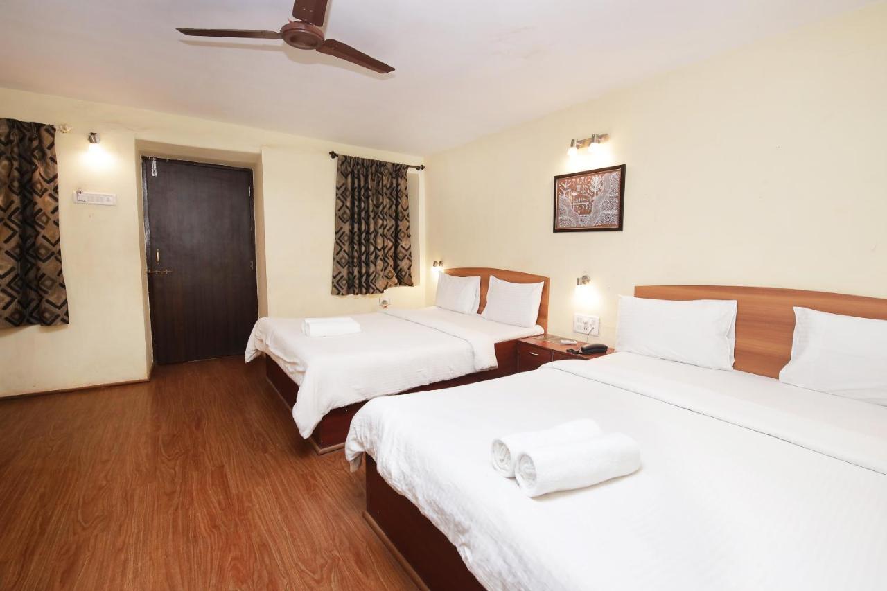Westend Hotel Matheran Buitenkant foto