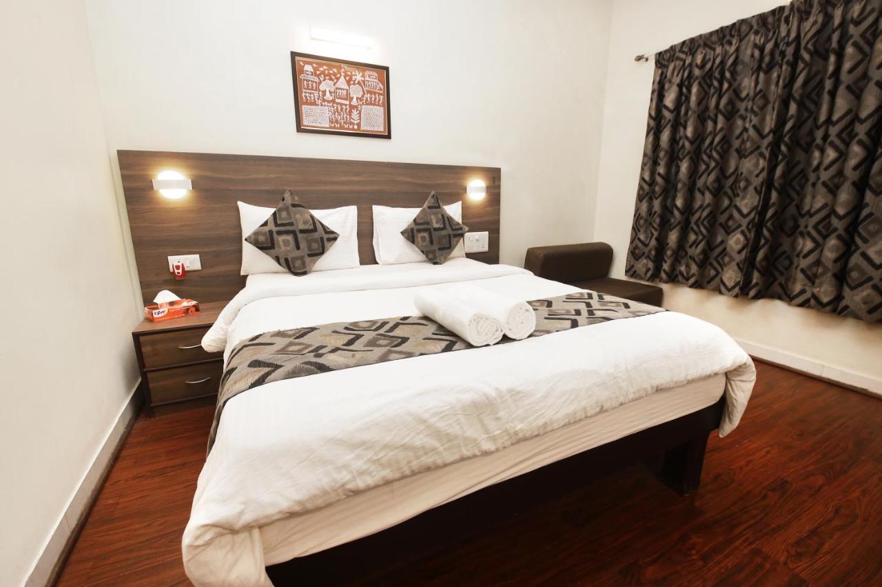 Westend Hotel Matheran Buitenkant foto