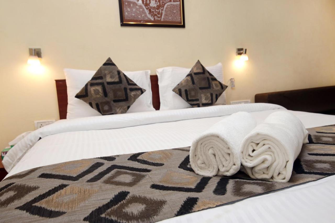 Westend Hotel Matheran Buitenkant foto