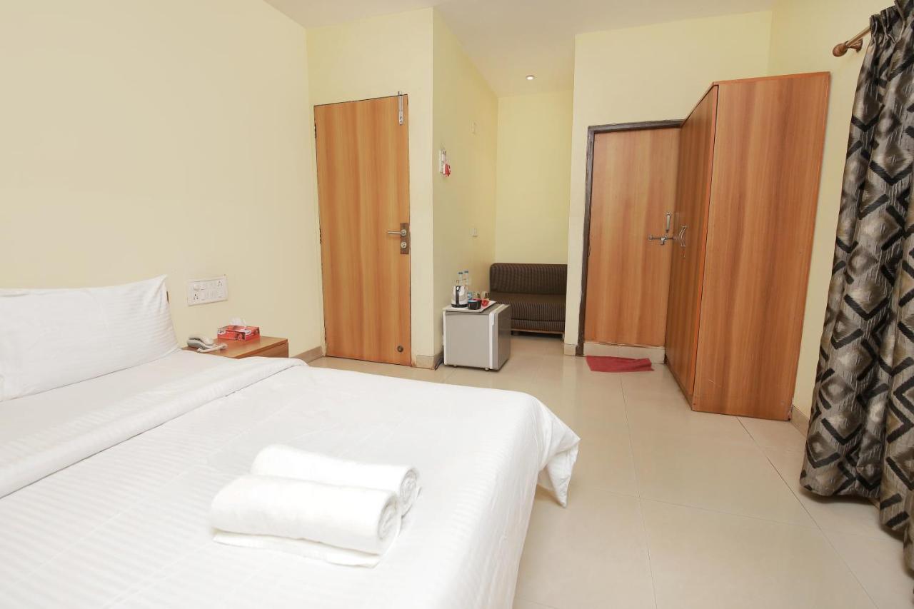 Westend Hotel Matheran Buitenkant foto