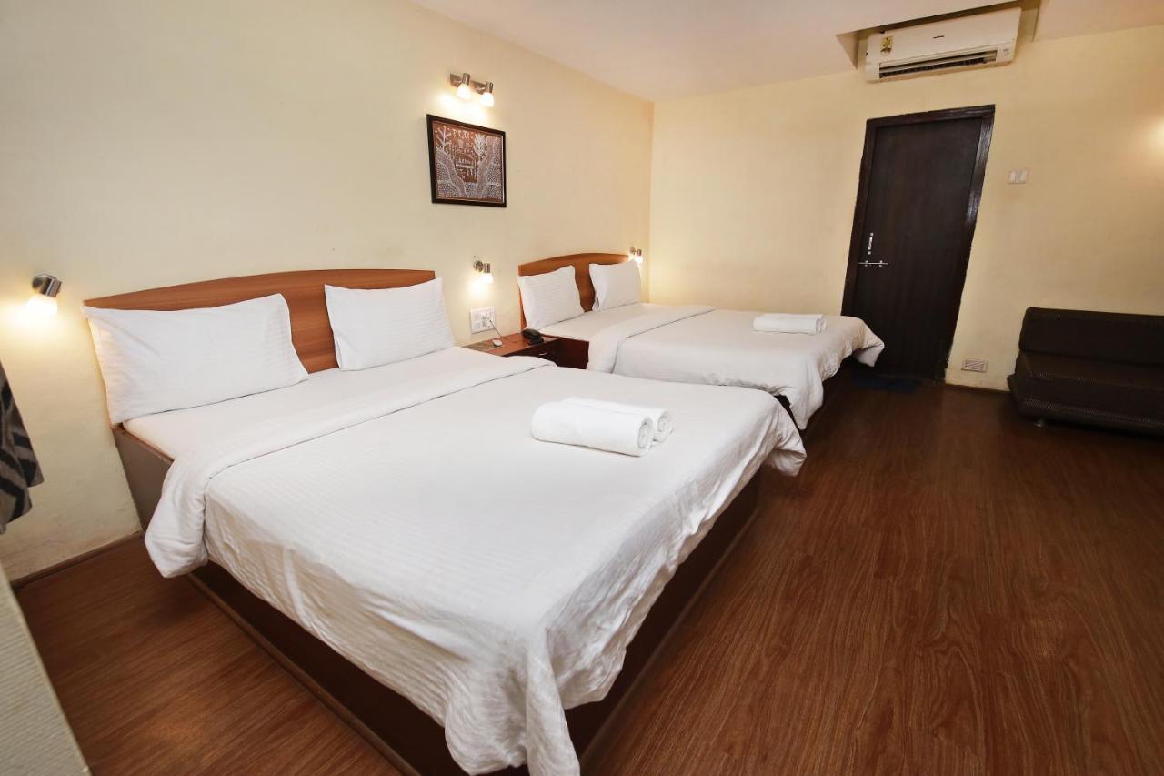 Westend Hotel Matheran Buitenkant foto