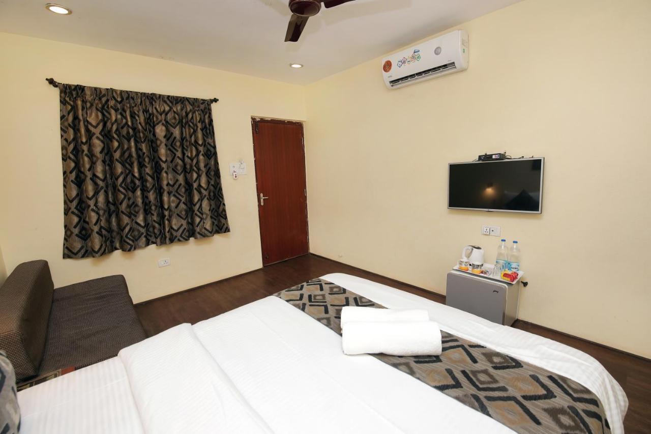 Westend Hotel Matheran Buitenkant foto