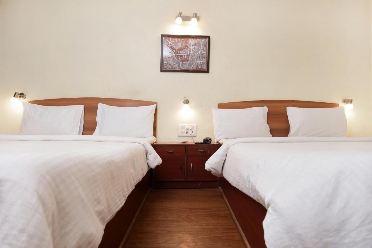 Westend Hotel Matheran Buitenkant foto