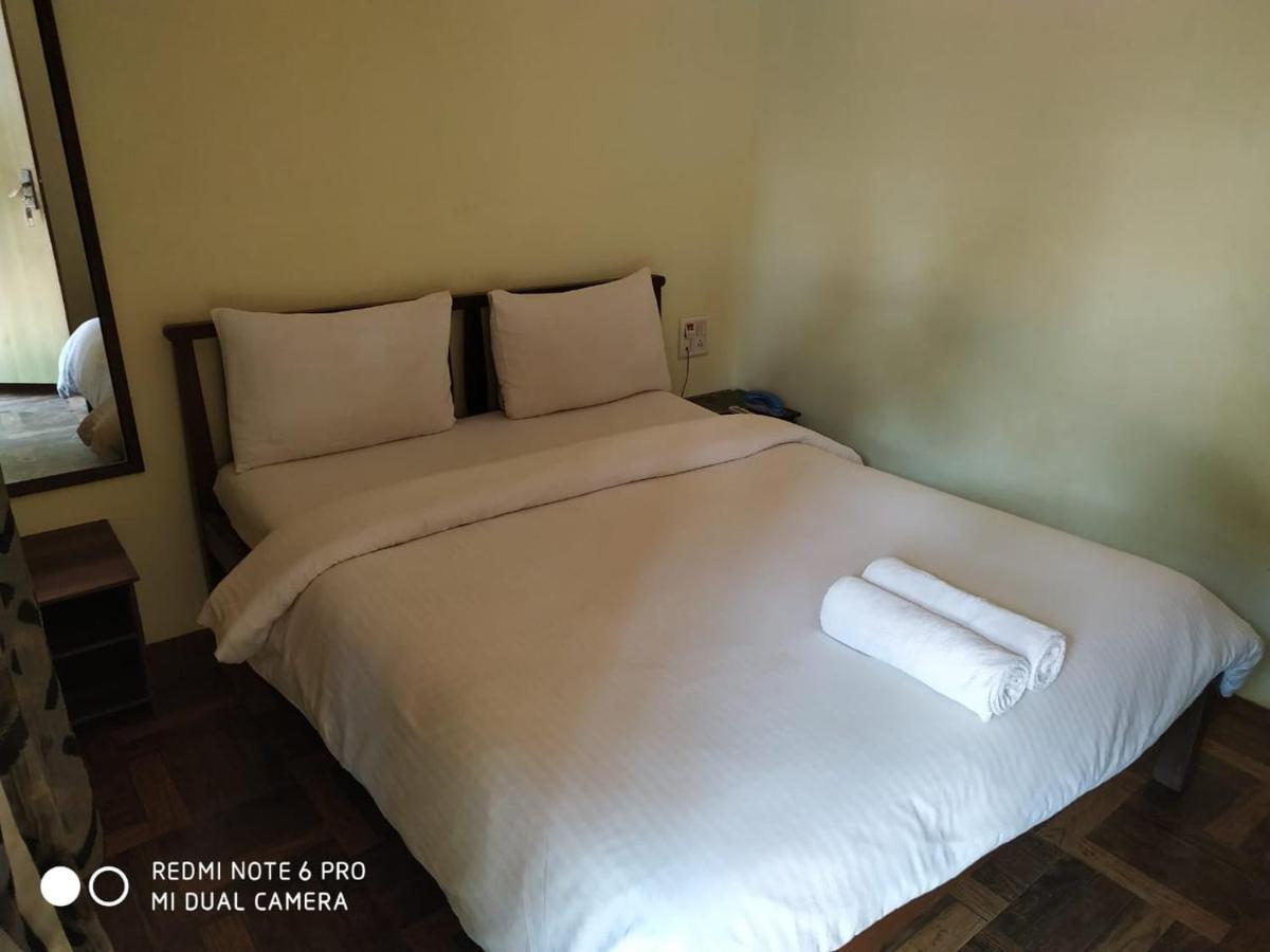 Westend Hotel Matheran Buitenkant foto
