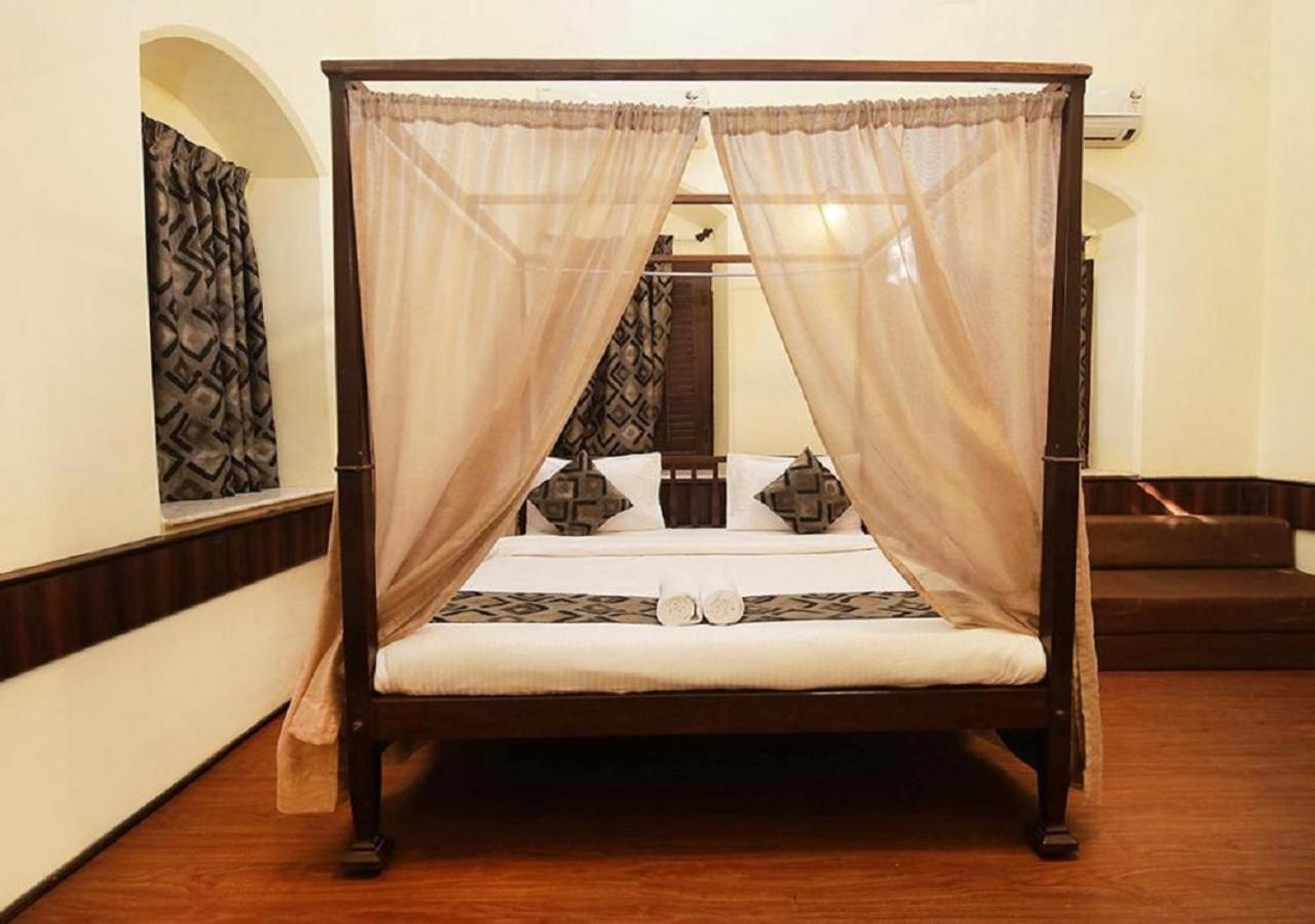 Westend Hotel Matheran Buitenkant foto