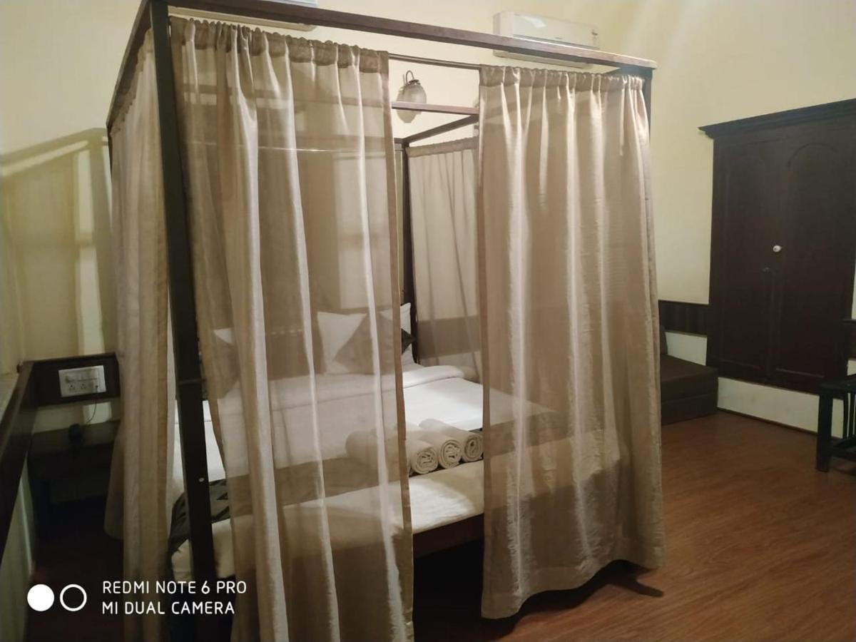 Westend Hotel Matheran Buitenkant foto