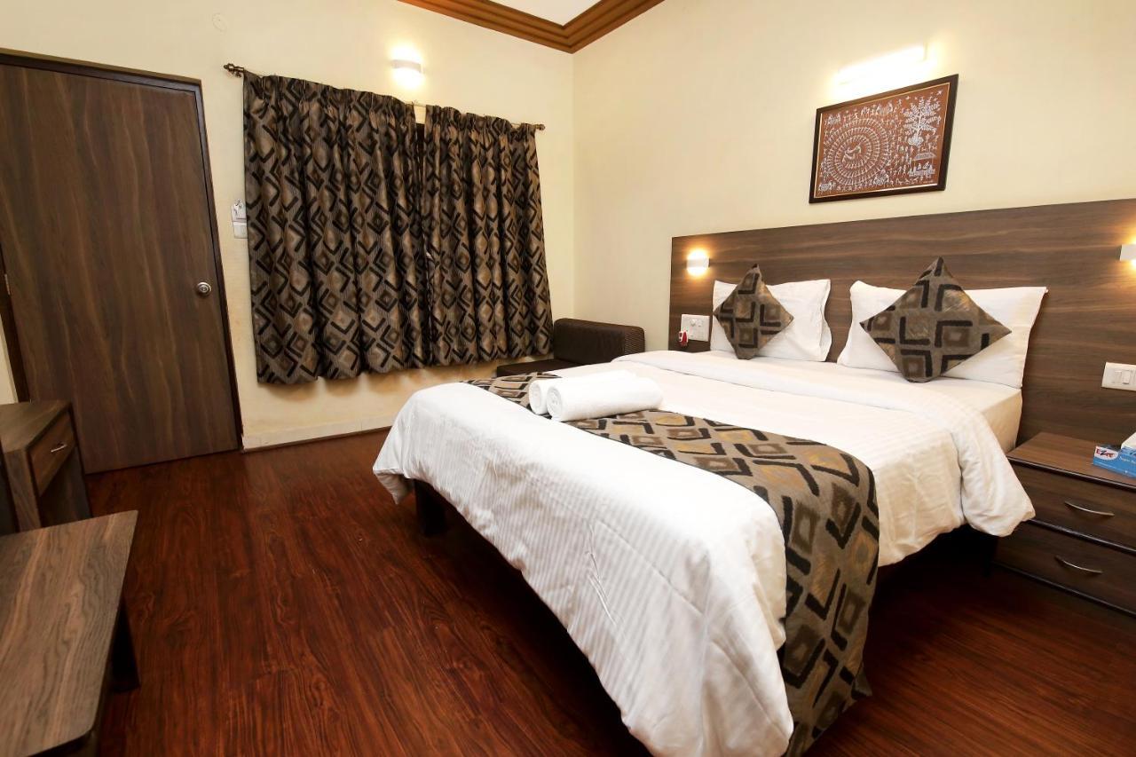 Westend Hotel Matheran Buitenkant foto