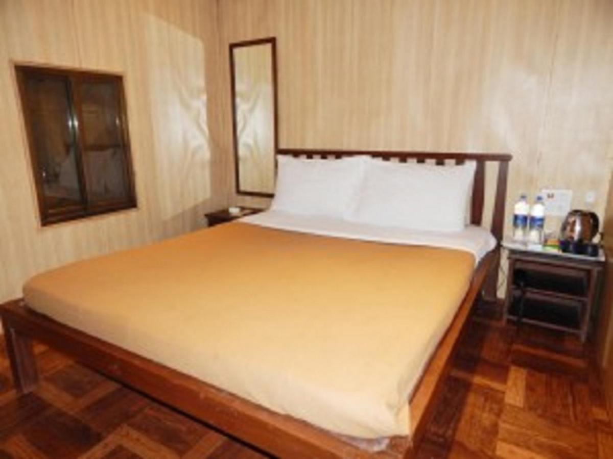Westend Hotel Matheran Buitenkant foto