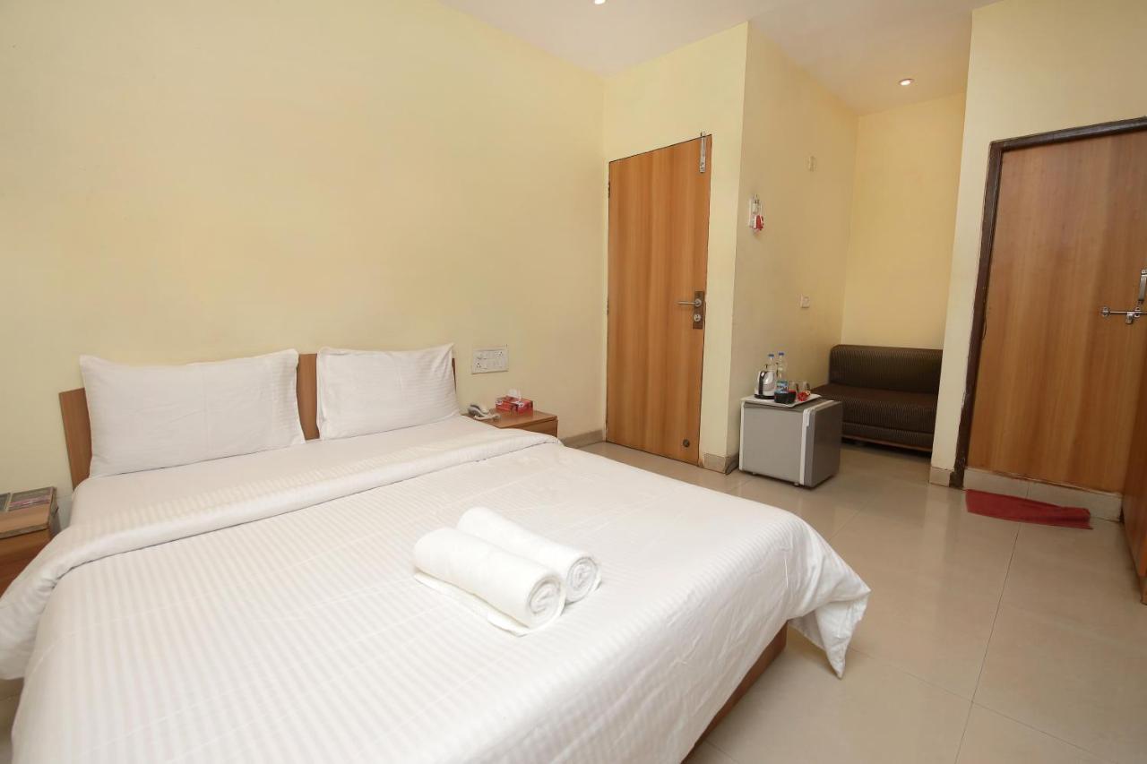 Westend Hotel Matheran Buitenkant foto