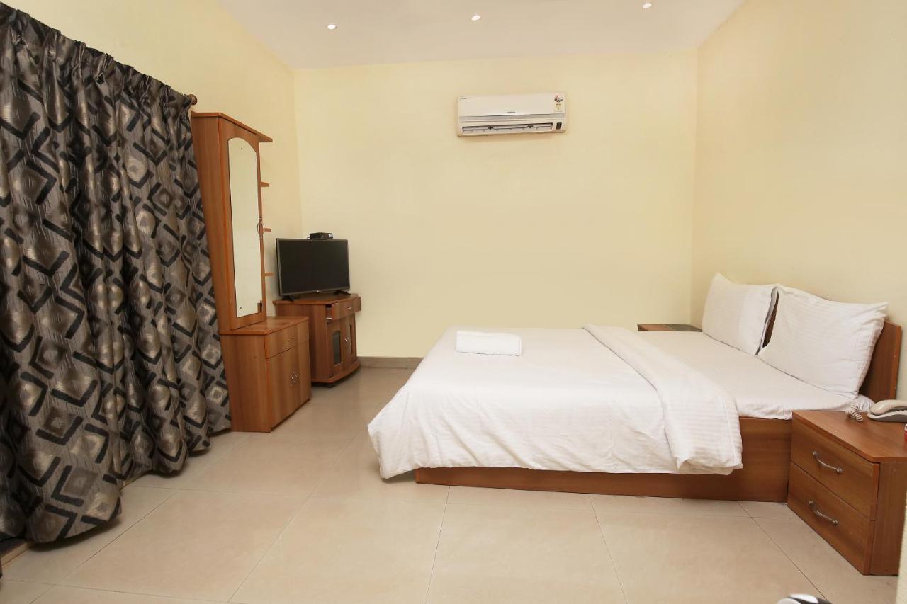 Westend Hotel Matheran Buitenkant foto