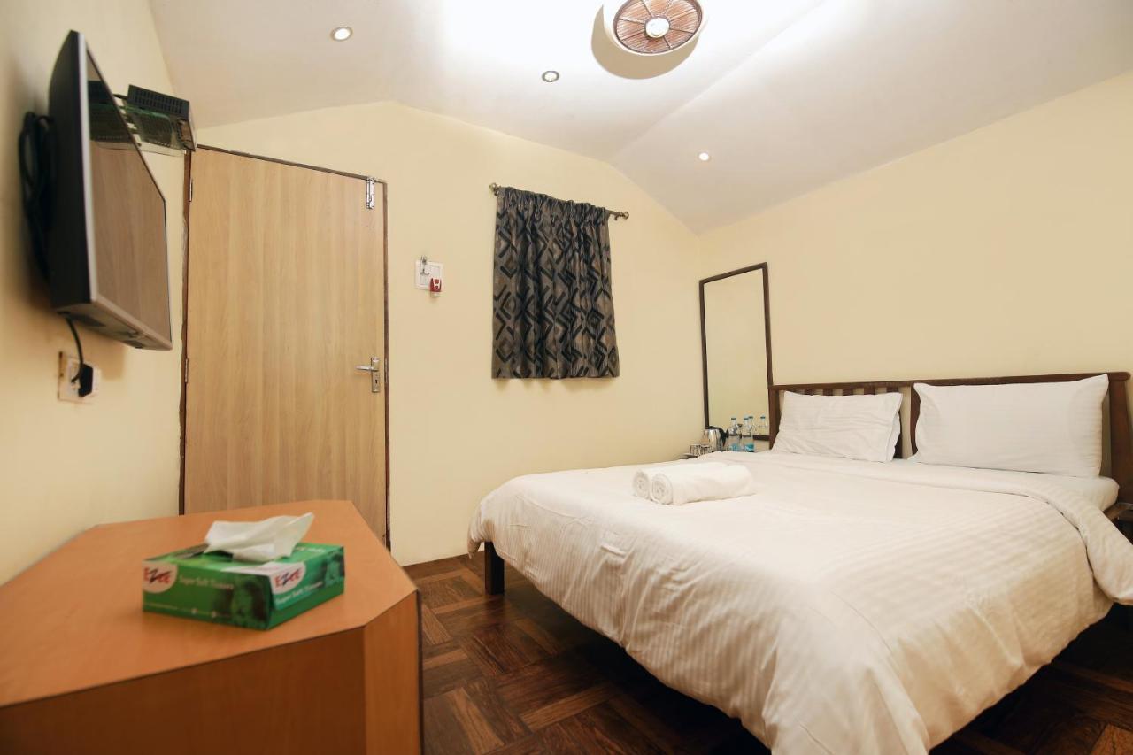 Westend Hotel Matheran Buitenkant foto